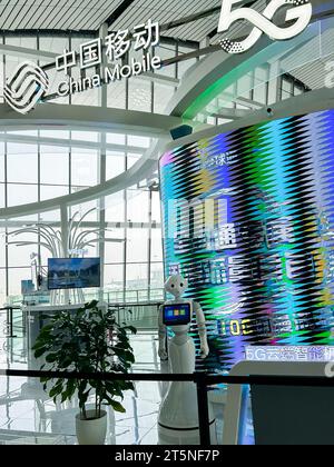 Pechino, Cina, viste interne dell'aeroporto internazionale di Pechino Daxing, display robot China Mobile Store, 5G. Foto Stock