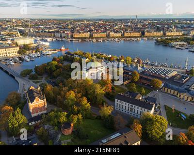 Stoccolma, Svezia. Vista dall'alto dell'isola di Skeppsholmen nel centro di stoccolma, con colori autunnali. Eric Ericson Hall, Östermalm. Foto Stock