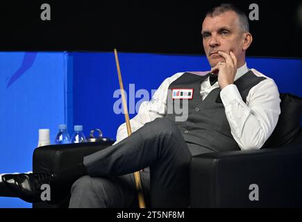 Tianjin. 6 novembre 2023. Mark Davis guarda durante la partita tra il belga Luca Brecel e l'inglese Mark Davis al World Snooker International Championship 2023 nel comune di Tianjin, nel nord della Cina, 6 novembre 2023. Crediti: Li Ran/Xinhua/Alamy Live News Foto Stock
