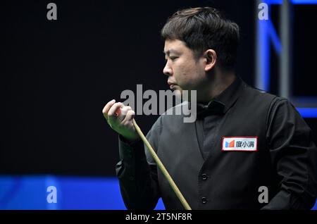 Tianjin. 6 novembre 2023. Zhang Anda reagisce durante l'incontro tra Mark Williams del Galles e Zhang Anda della Cina al World Snooker International Championship 2023 nel nord della Cina, nella municipalità di Tianjin, 6 novembre 2023. Crediti: Li Ran/Xinhua/Alamy Live News Foto Stock