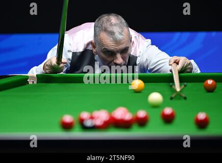 Tianjin. 6 novembre 2023. Mark Davis compete durante l'incontro tra il belga Luca Brecel e l'inglese Mark Davis al World Snooker International Championship 2023 nel comune di Tianjin nel nord della Cina, 6 novembre 2023. Crediti: Li Ran/Xinhua/Alamy Live News Foto Stock