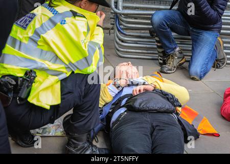 Londra, Regno Unito. 6 novembre 2023. I manifestanti provenienti da Just Stop Oil bloccano parti della strada su Whitehall vicino al cenotafio e Downing Street in una protesta (intitolata "Die in" da alcuni). Coloro che continuano la protesta vengono poi portati via dagli agenti di polizia e portati sui furgoni della polizia, dove molti vengono arrestati e in attesa di potenziali accuse. Crediti: Imageplotter/Alamy Live News Foto Stock