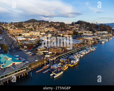 La città di Morro Bay, California, vista dalla baia, al tramonto. Foto Stock