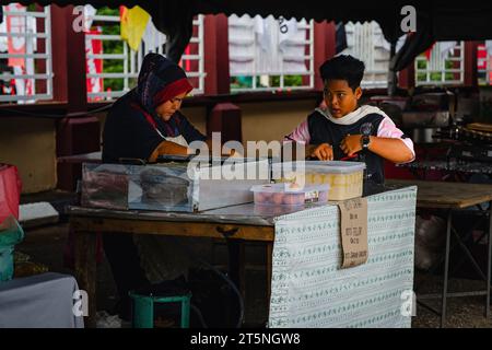 Pahang, Malesia - 24 settembre 2022 chiosco locale che vende roti canai nel Parco Nazionale di Kuala Tahan. Foto Stock