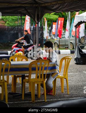 Pahang, Malesia - 24 settembre 2022 persone che mangiano in una bancarella nel Parco Nazionale di Kuala Tahan. Foto Stock