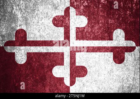 Primo piano della bandiera dello stato del Maryland del grunge. Bandiera dello stato del Maryland sporca su una superficie metallica. Foto Stock