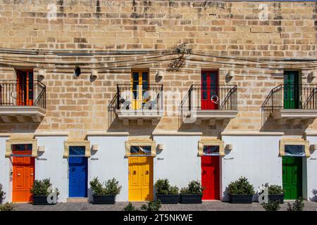 Porte dai colori vivaci su una vecchia casa a Masaxlokk, Malta Foto Stock