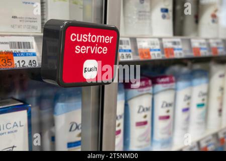 A causa di un aumento del taccheggio, le farmacie e i negozi di alimentari negli Stati Uniti stanno installando barriere in plexiglass sugli scaffali, USA 2023 Foto Stock