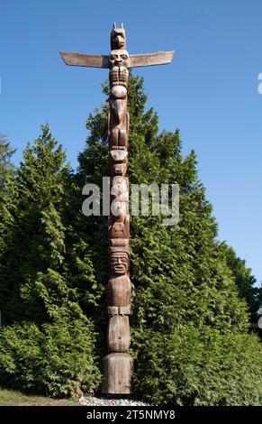 Il Rose Cole Yelton Memorial Totem Pole. Pali artistici e totem delle prime Nazioni, Stanley Park, Vancouver, Canada Foto Stock
