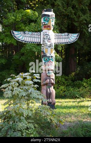 Il Thunderbird House Post. Pali artistici e totem delle prime Nazioni, Stanley Park, Vancouver, Canada Foto Stock