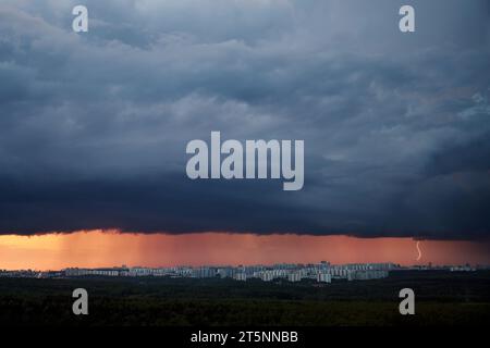 Il suggestivo paesaggio nuvoloso durante il cielo serale preannuncia la pioggia e l'arrivo di una tempesta di fulmini Foto Stock