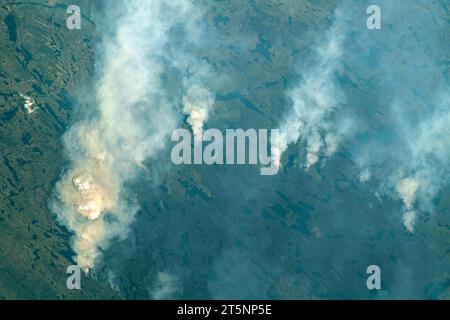 QUÉBEC, CANADA - 12 giugno 2023 - dalla stazione spaziale Internazionale sono raffigurati incendi boschivi nella provincia canadese del Québec mentre orbitava intorno a 259 m. Foto Stock