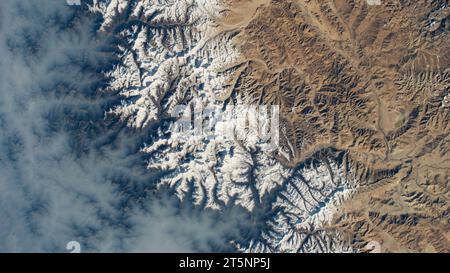 NEPAL / TIBET - 13 aprile 2023 - le nuvole si riuniscono sul versante subtropicale dell'Himalaya del Nepal con il Monte Everest al centro di questa fotografia Foto Stock