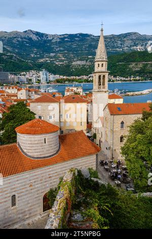 Ammira la città vecchia di Budva dalla Cittadella, Budva, la Riviera di Budva, Montenegro Foto Stock