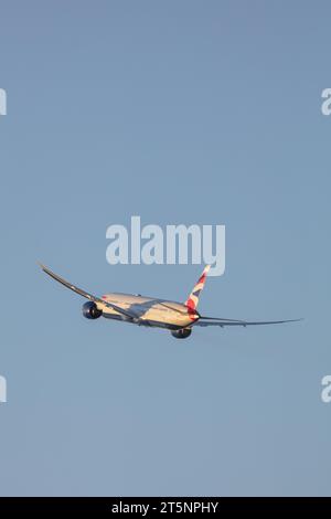 Un Boeing 787-10 Dreamliner della British Airways G-ZBLF con partenza da Londra Heathrow (LHR) in direzione ovest per una bella serata Foto Stock