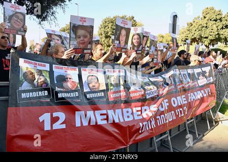 Gerusalemme, Israele. 6 novembre 2023. Gerusalemme, Israele. Centinaia di familiari di ostaggi e persone scomparse si riuniscono alla Knesset per chiedere un'azione governativa per il ritorno dei loro cari. Una grande dimostrazione di famiglie in possesso di foto di prigionieri che sono stati rapiti da Hamas il 7 ottobre 2023 e portati a Gaza. Crediti: Nadezda Tavodova Tezgor/Alamy Live News crediti: Nadezda Tavodova Tezgor/Alamy Live News Foto Stock