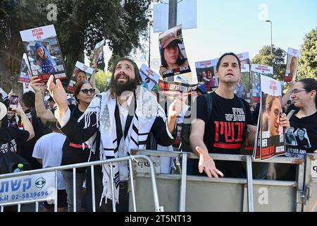 Gerusalemme, Israele. 6 novembre 2023. Gerusalemme, Israele. Centinaia di familiari di ostaggi e persone scomparse si riuniscono alla Knesset per chiedere un'azione governativa per il ritorno dei loro cari. Una grande dimostrazione di famiglie in possesso di foto di prigionieri che sono stati rapiti da Hamas il 7 ottobre 2023 e portati a Gaza. Crediti: Nadezda Tavodova Tezgor/Alamy Live News crediti: Nadezda Tavodova Tezgor/Alamy Live News Foto Stock