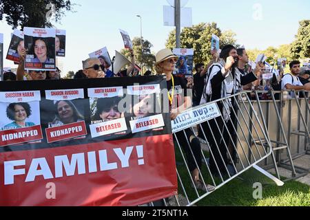 Gerusalemme, Israele. 6 novembre 2023. Gerusalemme, Israele. Centinaia di familiari di ostaggi e persone scomparse si riuniscono alla Knesset per chiedere un'azione governativa per il ritorno dei loro cari. Una grande dimostrazione di famiglie in possesso di foto di prigionieri che sono stati rapiti da Hamas il 7 ottobre 2023 e portati a Gaza. Crediti: Nadezda Tavodova Tezgor/Alamy Live News crediti: Nadezda Tavodova Tezgor/Alamy Live News Foto Stock