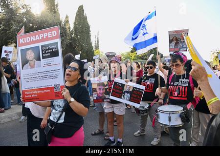 Gerusalemme, Israele. 6 novembre 2023. Gerusalemme, Israele. Centinaia di familiari di ostaggi e persone scomparse si riuniscono alla Knesset per chiedere un'azione governativa per il ritorno dei loro cari. Una grande dimostrazione di famiglie in possesso di foto di prigionieri che sono stati rapiti da Hamas il 7 ottobre 2023 e portati a Gaza. Crediti: Nadezda Tavodova Tezgor/Alamy Live News crediti: Nadezda Tavodova Tezgor/Alamy Live News Foto Stock