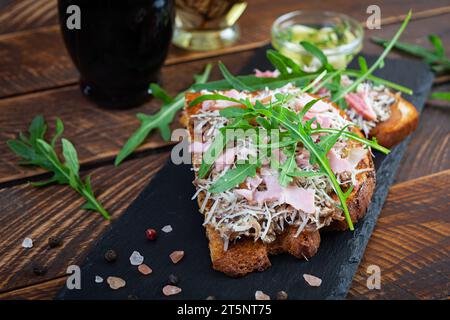 Panini arrostiti con cipolla caramellata mescolata con formaggio cremoso ed erbe aromatiche. Sandwich alla griglia Foto Stock