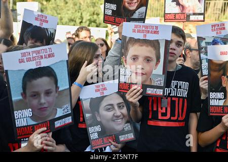 Gerusalemme, Israele. 6 novembre 2023. Gerusalemme, Israele. Centinaia di familiari di ostaggi e persone scomparse si riuniscono alla Knesset per chiedere un'azione governativa per il ritorno dei loro cari. Una grande dimostrazione di famiglie in possesso di foto di prigionieri che sono stati rapiti da Hamas il 7 ottobre 2023 e portati a Gaza. Crediti: Nadezda Tavodova Tezgor/Alamy Live News crediti: Nadezda Tavodova Tezgor/Alamy Live News Foto Stock