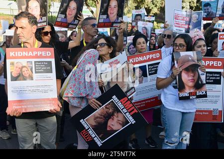 Gerusalemme, Israele. 6 novembre 2023. Gerusalemme, Israele. Centinaia di familiari di ostaggi e persone scomparse si riuniscono alla Knesset per chiedere un'azione governativa per il ritorno dei loro cari. Una grande dimostrazione di famiglie in possesso di foto di prigionieri che sono stati rapiti da Hamas il 7 ottobre 2023 e portati a Gaza. Crediti: Nadezda Tavodova Tezgor/Alamy Live News crediti: Nadezda Tavodova Tezgor/Alamy Live News Foto Stock