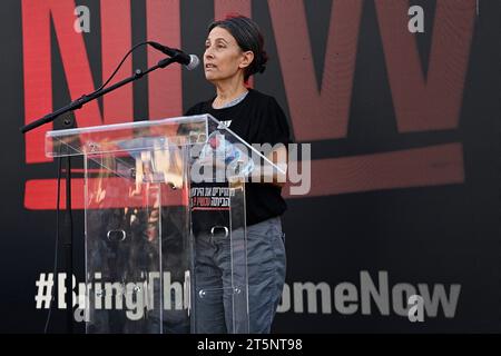 Gerusalemme, Israele. 6 novembre 2023. Gerusalemme, Israele. Rachel Goldberg, madre di Hersch Goldberg-Polin, 23 anni, che è stata rapita al partito Nova, parla durante il raduno. Centinaia di familiari di ostaggi e persone scomparse si riuniscono alla Knesset per chiedere un'azione governativa per il ritorno dei loro cari. Una grande dimostrazione di famiglie in possesso di foto di prigionieri che sono stati rapiti da Hamas il 7 ottobre 2023 e portati a Gaza. Crediti: Nadezda Tavodova Tezgor/Alamy Live News crediti: Nadezda Tavodova Tezgor/Alamy Live News Foto Stock