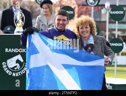 Grand National 2023 Jockey Derek Fox e allenatore Lucinda Russell dell'allenatore Rambler dopo aver vinto il Grand National Foto Stock