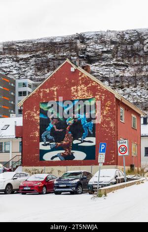 Graffiti murali su parete sulla facciata dell'edificio ad Hammerfest, Norvegia, Scandinavia, Europa in ottobre Foto Stock