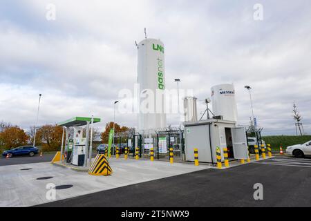 Klecany, Repubblica Ceca. 6 novembre 2023. Il distributore di gas GasNet oggi, lunedì 6 novembre 2023, ha lanciato la vendita di biometano liquefatto (bio-GNL) a Klecany vicino a Praga e in altre stazioni, diventando la prima nella Repubblica Ceca a farlo, il responsabile dello sviluppo aziendale Filip Dostal ha dichiarato al momento del lancio ufficiale. Il carburante verrà utilizzato principalmente dagli autocarri, ma anche gli autobus e altri veicoli di peso superiore alle 12 tonnellate con la guida appropriata possono fare rifornimento presso la stazione. Credito: Ondrej Deml/CTK Photo/Alamy Live News Foto Stock