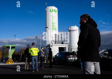 Klecany, Repubblica Ceca. 6 novembre 2023. Il distributore di gas GasNet oggi, lunedì 6 novembre 2023, ha lanciato la vendita di biometano liquefatto (bio-GNL) a Klecany vicino a Praga e in altre stazioni, diventando la prima nella Repubblica Ceca a farlo, il responsabile dello sviluppo aziendale Filip Dostal ha dichiarato al momento del lancio ufficiale. Il carburante verrà utilizzato principalmente dagli autocarri, ma anche gli autobus e altri veicoli di peso superiore alle 12 tonnellate con la guida appropriata possono fare rifornimento presso la stazione. Credito: Ondrej Deml/CTK Photo/Alamy Live News Foto Stock