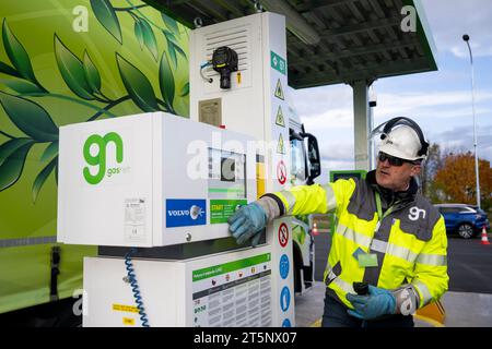 Klecany, Repubblica Ceca. 6 novembre 2023. Il distributore di gas GasNet oggi, lunedì 6 novembre 2023, ha lanciato la vendita di biometano liquefatto (bio-GNL) a Klecany vicino a Praga e in altre stazioni, diventando la prima nella Repubblica Ceca a farlo, il responsabile dello sviluppo aziendale Filip Dostal ha dichiarato al momento del lancio ufficiale. Il carburante verrà utilizzato principalmente dagli autocarri, ma anche gli autobus e altri veicoli di peso superiore alle 12 tonnellate con la guida appropriata possono fare rifornimento presso la stazione. Credito: Ondrej Deml/CTK Photo/Alamy Live News Foto Stock