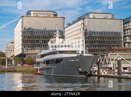 WASHINGTON, DC, USA - Yacht attraccato al porticciolo di The Wharf, edifici e lungomare. Foto Stock