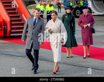 Copenhagen, Danimarca. 6 novembre 2023. Re Felipe e la regina Letizia di Spagna arrivano all'aeroporto di Copenaghen, il 6 novembre 2023, accolti dal principe ereditario Frederik, dalla principessa ereditaria Maria e dalla principessa Benedikte di Danimarca, il 1 di 3 giorni Statevisit in Danimarca foto: Albert Nieboer/Netherlands OUT/Point de Vue OUT Credit: dpa Picture Alliance/Alamy Live News Foto Stock