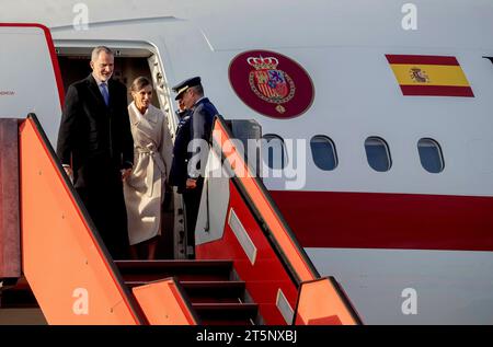 Copenhagen, Danimarca. 6 novembre 2023. Re Felipe e la regina Letizia di Spagna arrivano all'aeroporto di Copenaghen, il 6 novembre 2023, il 1 di una visita di stato di 3 giorni in Danimarca foto: Albert Nieboer/Netherlands OUT/Point de Vue OUT credito: dpa Picture Alliance/Alamy Live News Foto Stock