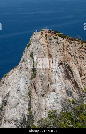 visitatori e turisti in un punto panoramico sull'isola greca di zante o zante in grecia guardando il naufragio della baia navagio. Foto Stock