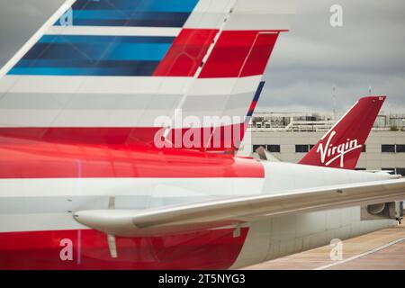 Heathrow Terminal 3 alette della Virgin e delle compagnie aeree americane Foto Stock