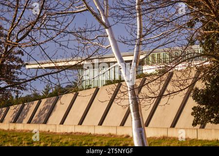 Landmark PACCAR Pavilion Seattle, Washington, Stati Uniti, Spalato, scultura in acciaio inossidabile di Roxy Paine Olympic Sculpture Park Foto Stock