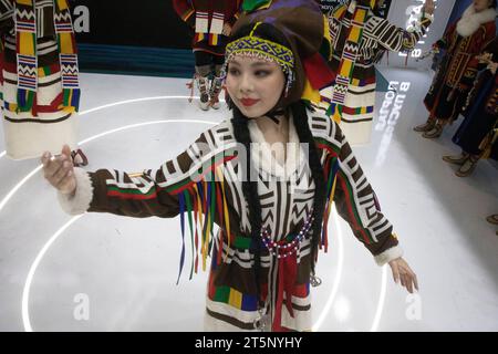 Mosca, Russia. 4 novembre 2023. Gli artisti in costumi nazionali si esibiscono allo stand dell'Okrug autonomo Yamalo-Nenets durante la fiera internazionale e forum Russia Expo presso il centro espositivo VDNKh di Mosca, Russia. Foto Stock