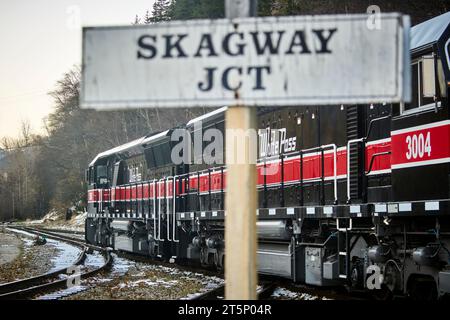 Skagway è una città compatta dell'Alaska sud-orientale, con il treno White Pass e Yukon Route che lascia la città Foto Stock