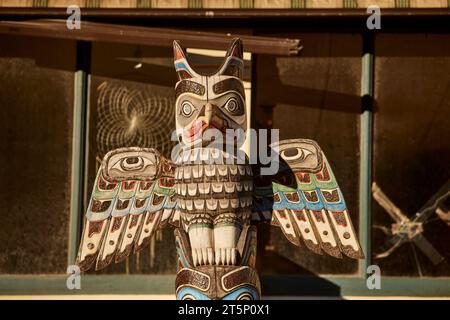 Skagway è una città compatta nel sud-est dell'Alaska, polo totemico nativo all'esterno del museo Foto Stock