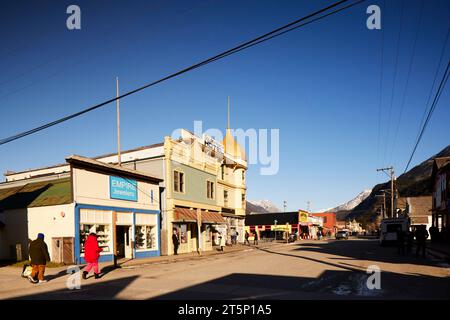 Skagway è una città compatta nel sud-est dell'Alaska, Broadway High Street in inverno Foto Stock