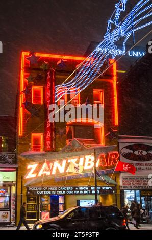 Toronto, Canada - 14 dicembre 2013: Luci di Christams e la facciata del club per adulti Zanzibar Foto Stock