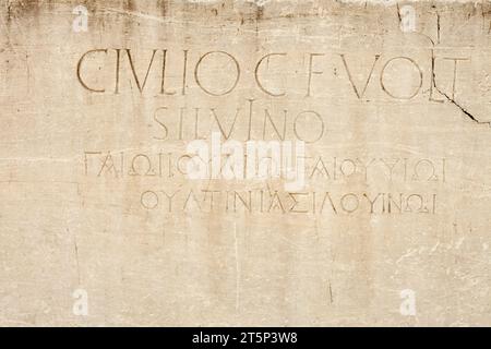 Iscrizione greca, lettere sulle rovine Foto Stock