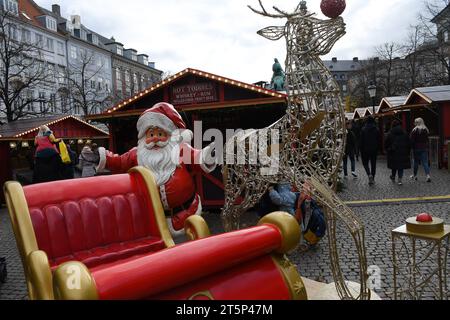 Copenhagen, Danimarca /06 novembre 2023/.visitatori al mercatino di natale nel centro città e cibo , vino tedesco di natale bevande e babbo natale e altri prodotti di natale nel mercatino di natale nella capitale. (Foto: Francis Joseph Dean/Dean Pictures) Foto Stock