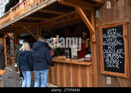 Copenhagen, Danimarca /06 novembre 2023/.visitatori al mercatino di natale nel centro città e cibo , vino tedesco di natale bevande e babbo natale e altri prodotti di natale nel mercatino di natale nella capitale. (Foto: Francis Joseph Dean/Dean Pictures) Foto Stock