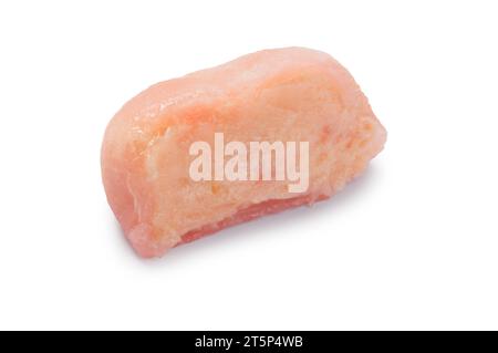 Foto studio di mochi in stile cheesecake di fragole tagliata su uno sfondo bianco - John Gollop Foto Stock