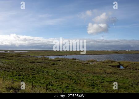 Ammira Hesketh Out Marsh e l'estuario di Ribble verso Lytham St Anne's Lancashire England Foto Stock