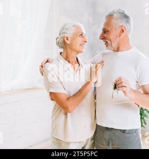 Casa nuova per coppie senior che amano ritratti Foto Stock