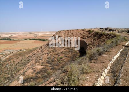 Azaila, Poblado Ibero del Cabezo de Alcala (Monumento Historico-Artistico). Rampart e il fiume Aguasvivas in fondo. Bajo Martin, Teruel, Aragon, Spagna Foto Stock